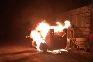 FOTO Incendiu la o fostă fabrică – Un utilaj este în flăcări