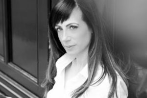 O scriitoare care ştie să pună punctul pe „i”: „Vă rog să-mi cumpăraţi cartea: trebuie să hrănesc patru vikingi flămânzi!”