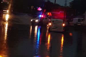 Inundaţii într-o intersecţie din Botoşani. Pompierii au intervenit după ce o maşină a rămas blocată