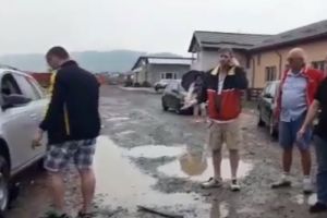 VIDEO Turişti din Botoşani, care se plimbau cu Mocăniţa, terorizaţi de un individ. Ce le-a făcut la maşină