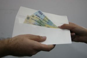 Femeie din Botoşani condamnată definitiv pentru că a dat şpagă unui medic