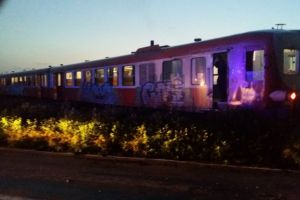 Grav accident rutier. Un tren regio a spulberat un microbuz. Forte impresionante la interventie