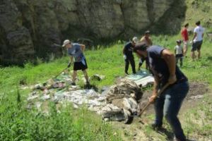 Raport Cleanup 2 Carieră Őrkő: 8 metri cubi de gunoi adunaţi de 23 de voluntari