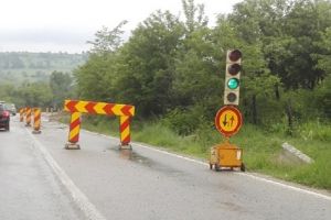 Restricţii de circulaţie pe DN 73, în comuna Moieciu. Traficul, dirijat prin semafoare
