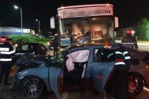 Şoferul autoturismului nu a cedat trecerea. În autobuz, 25 de persoane…