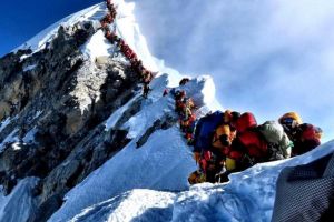 Număr record de alpinişti pe vârful Everest, în 2019. Unii şi-au pierdut viaţa, din cauza supraaglomerării