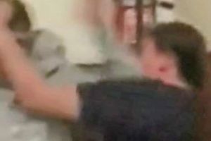 Scene de o violenţă extremă, în bar. Un tânăr a fost bătut până la inconştienţă