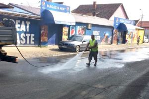 Se spală străzile în cartierul Steaua. Timişoreancă: Ce bine arată, aşa ceva nu a mai fost de la Revoluţie