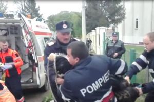 La un pas de tragedie! S-a băgat într-o fântână pentru a repara o pompă, dar a căzut în apă