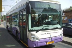 Bătrân care aleargă după troleibuz, ignorat de şoferul STPT. I-a închis uşa în nas