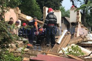 FOTO Incident groaznic la Dorohoi! Doi tineri au fost prinşi sub peretele unei case