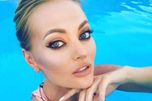 Delia, cu SÂNII la vedere! Poza care a făcut FURORI pe internet: „Ai siliocoane”?  - Foto 