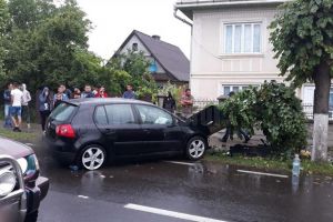 15 oameni au ajuns la spital după trei accidente în condiţii de ploaie sau carosabil umed