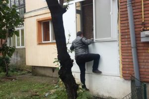 Poliţia avertizează: Selfie-ul şi check-in-ul aduc like-uri, dar şi hoţi în casă
