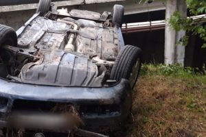 FOTO Accident cu doi răniţi! Un botoşănean a intrat cu maşina într-un stâlp, apoi s-a răsturnat