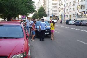O copilă de numai 9 ani, lăsată nesupravegheată, a fost accidentată de un autoturism la Gheorgheni