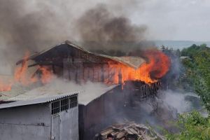 Depozit de lemne şi furaje, distrus de un incendiu la Salcea