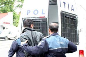 Șofer reţinut de poliţiştii din Blandiana după ce a refuzat testarea pentru alcool şi prezentarea actelor. Este anchetat şi pentru transport ilegal de lemn, prezentare de documente false şi determinarea unui concetăţean să depună declaraţii mincinoase