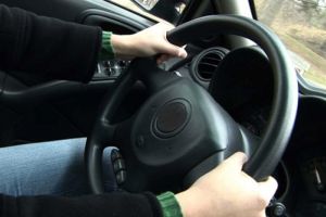 Adolescent de 15 ani surprins conducând o maşină, la Noşlac, cercetat de poliţişti. Va da socoteală şi cel care i-a încredinţat autoturismul