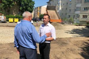 Amenajarea unui loc de joacă cu o suprafaţă totală de 1000 mp a început în cartierul Obcini