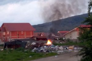 Sătenii din Rontău, terorizaţi de ţiganii care aruncă gunoaie peste tot, iar seară de seară incendiază mormane de flacoane şi zdrenţe (FOTO / VIDEO)