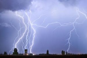 Avertizare meteo COD GALBEN. Ploi, vijelii şi grindină în aproape toată ţara până la noapte. Sunt vizate 38 de judeţe