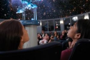 In an jubiliar: La Planetariul Baia Mare nu poti vedea nici macar Soarele sau Calea Lactee. Un rus a incasat deja 7.000 E pentru ca a sters de praf proiectorul principal care e defect de cativa ani