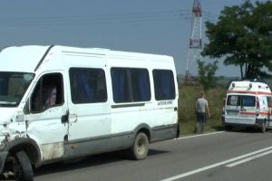Impact între un microbuz cu pasageri şi o autoutilitară, în judeţ. Un minor a fost rănit grav