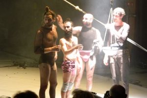 FOTO – VIDEO: ”Idioţii geniali” care au scandalizat jumătate din public la FITS