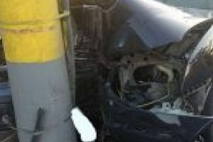 Cu masina in stalp / Un brailean beat mort ce gonea pe Bulevardul Indenpendetei a sfarsit cu masina intr-un stalp