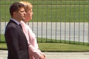 Imagini şocante cu Angela Merkel. I s-a făcut rău în timpul unei ceremonii oficiale si a tremurat ca varga!