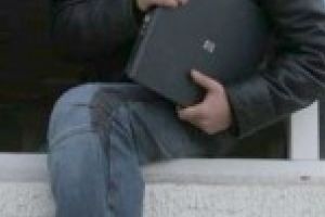 Braileni, aveti grija ce postati pe Facebook! Check-in-urile din aeroport sunt o “invitatie” pentru infractori, in casele dumneavoastra