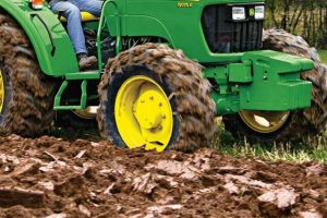 Accident cumplit la Josani, în Bihor: Un bărbat a fost călcat de tractor, fiind preluat de elicopterul SMURD