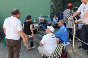 FOTO/ VIDEO: ”Bătălie” pentru noile parcări din Alba Iulia. Zeci de albaiulieni s-au aşezat la coadă, înainte cu o zi, pentru a ”prinde” unul dintre locurile pe care le închiriază primăria