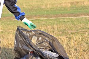 Tineri voluntari vor să facă Timişoara mai curată: strâng gunoiul de pe malul Begăi