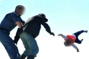 Monstrul ce-şi zice tată! Și-a aruncat copilul de pe acoperiş! Doar o minune l-a salvat pe micuţ