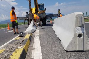 Video- Au fost montate parapete din beton pentru separarea sensurilor, pe un drum din judeţul Braşov