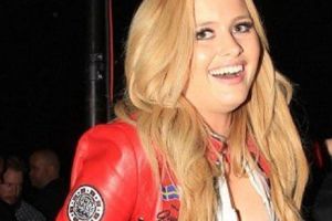 Simone se plânge că are sânii prea mari. Fanii nu sunt de acord