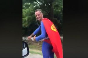 Bărbat oprit de poliţişti în trafic – „Băi, Superman, trage-te colo pe dreapta”