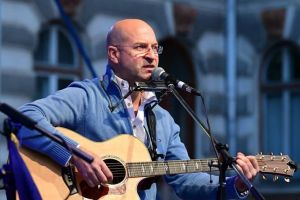 2 în 1: Folkistul Ovidiu Scridon, concert şi lansare de carte la Biblioteca Judeţeană din Oradea