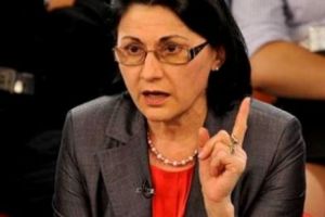 Andronescu se plânge că şcoala românească scoate elevi agramaţi. Ce a postat şefa MEN pe Facebook