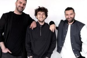 Smiley are un frate. El este Filip şi e manager la  HaHaHa Production