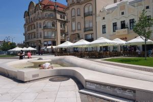 Ne enervează: Plăcile care ornează fântânile din Piaţa Unirii încep să se dezlipească (FOTO)