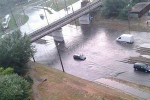 Un arădean e fericit că plouă şi îşi deschide şcoală de înot la pasajul de la Billa