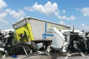 Tragedie pe DN 5 Giurgiu-Bucureşti. Două tiruri s-au făcut praf pe şosea. Circulaţia a fost blocată. Breaking News