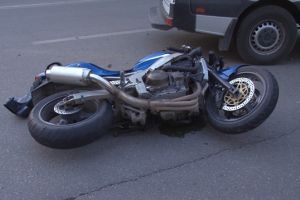 Un motociclist a fost accidentat pe strada Crinului