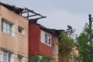 Urgie! Acoperişuri smulse de vânt la Reşiţa şi maşini distruse