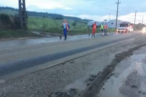 FOTO Drum inundat la Dumbrăveni. Se circulă alternativ