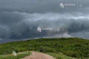 Cod roşu de ploi torenţiale,  grindină şi vijelii. Unde loveşte urgia