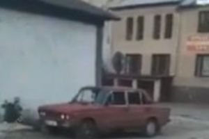 Îngroziţi  în faţa dezastrului. Un bloc cu 9 etaje s-a prăbuşit sub privirile disperate ale zecilor de persoane care au văzut moartea cu ochii